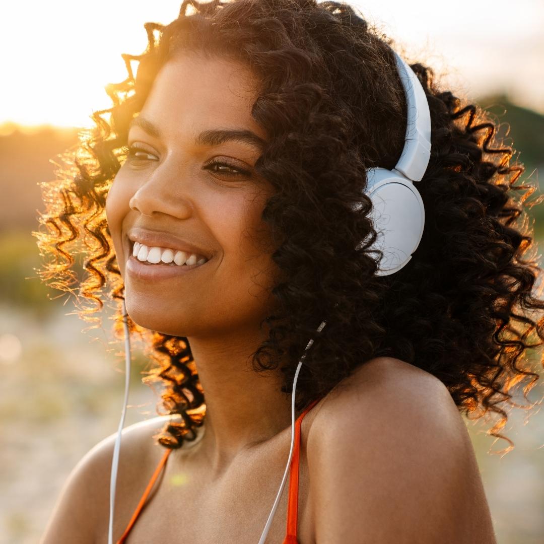 Imagem de uma mulher ouvindo música se referindo a Playlist pop Nacional