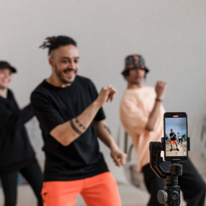 Imagem de pessoas dançando se referindo a Playlist Virais do TikTok